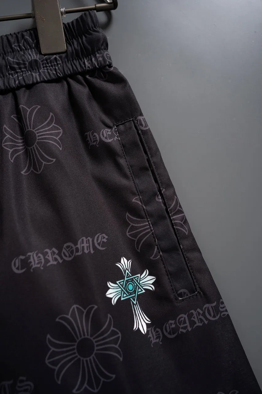 🅿️130 #V2434 [Replenishment all year round] 𝐂𝐡𝐫𝐨𝐦𝐞 𝐡𝐞𝐚𝐫𝐭𝐬 Croix heart new summer beach pants LV classic printed quick-drying three-quarter pants, same style for men and women, the fabric is made of polyester fiber for customers, stain-resistant and wrinkle-resistant, the most suitable material for summer outings It is guaranteed to be cool and comfortable enough at the same time. It is super stylish when you wear it casually. You can clearly see the texture and other things by looking at the photos. It is not an ordinary market material that can seduce a person who wants to go on vacation in minutes. Pockets on both sides. Drawstring at the waist. Very practical design, with impeccable workmanship, details and fit. Can be worn as casual pants or beach pants. A must-have for beach vacations, home leisure, gym equipment, morning running and night running. Practicality takes into account functionality. Color: Black White Size: M-XXXL